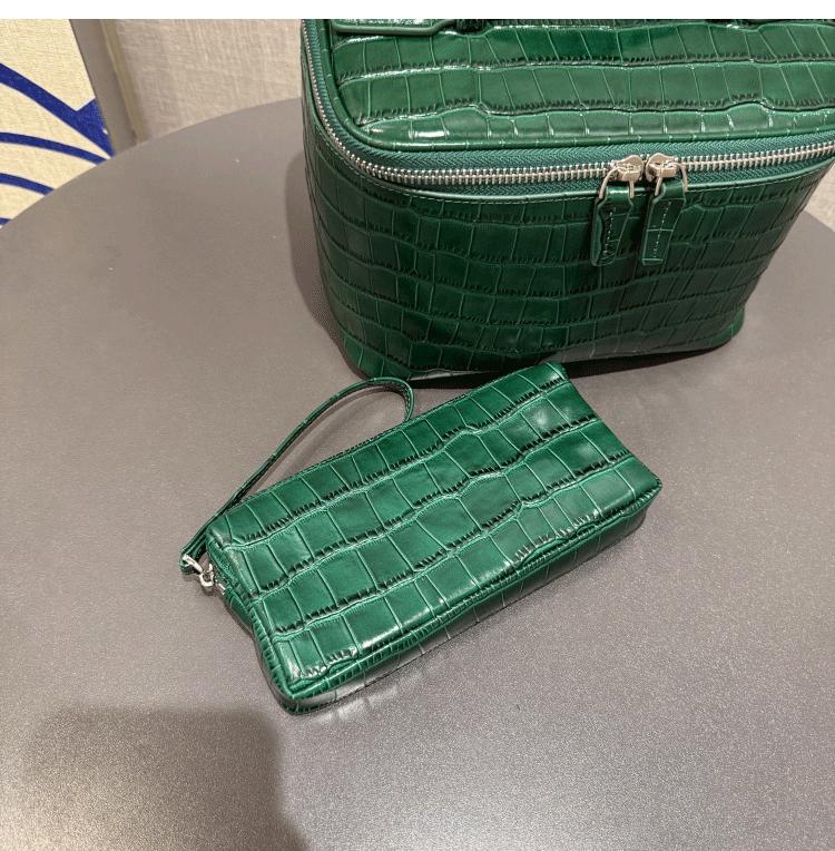Crocodile Pattern Cowhide Makeup & Toiletry Bag: Portable, High-Capacity, Travel-Ready.