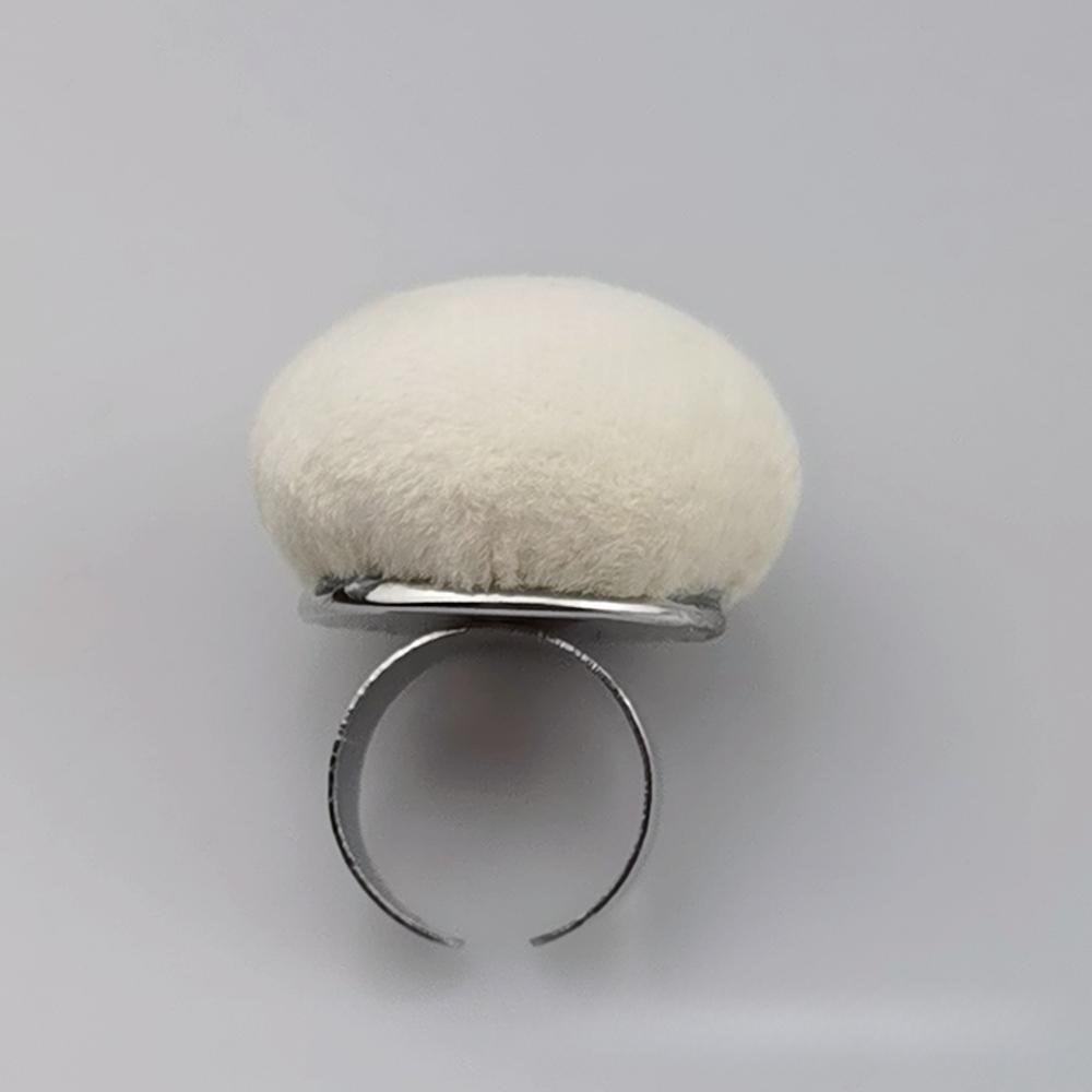 

Nordic Velvet Pincushion Ring, Finger Needle Holder for Sewing, Embroidery & Quilting, Portable Fabric Craft Organizer білий