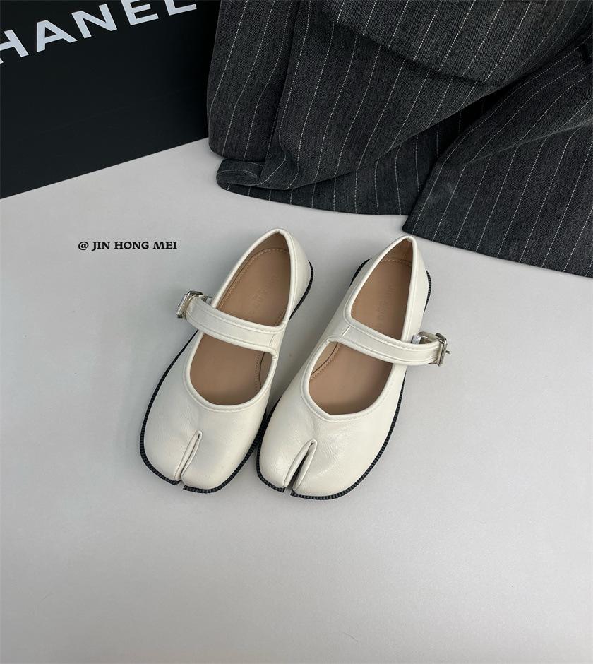 

2025 points toe pig s trotters shoes women s soft-soled retro Mary Jane shoes horseshoe single shoes niche one-button flat beanie shoes 40 белый