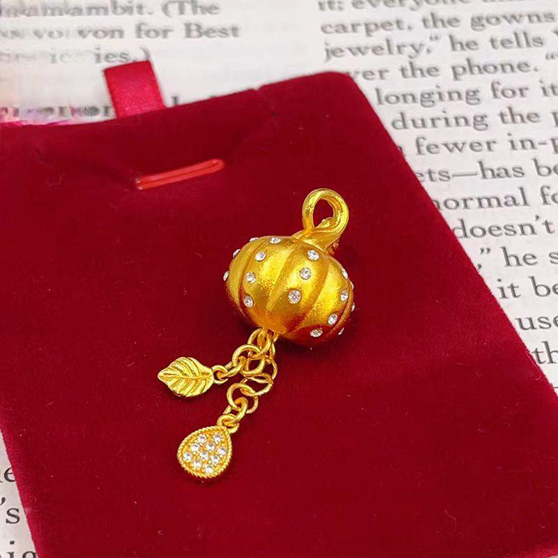 Zlatý přívěsek s třásní ve tvaru dýně: Elegantní klíční řetízek pro ženy s designem osázeným drahokamy