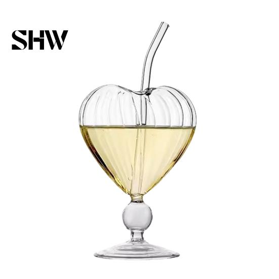 Klares Glasgeschirr für Sprudelwasser Herzförmiges Cocktailglas, 220 ml Kelch mit Strohhalm, Elegante Professionelle Bartending Kaltgetränke Tasse, Stilvoll