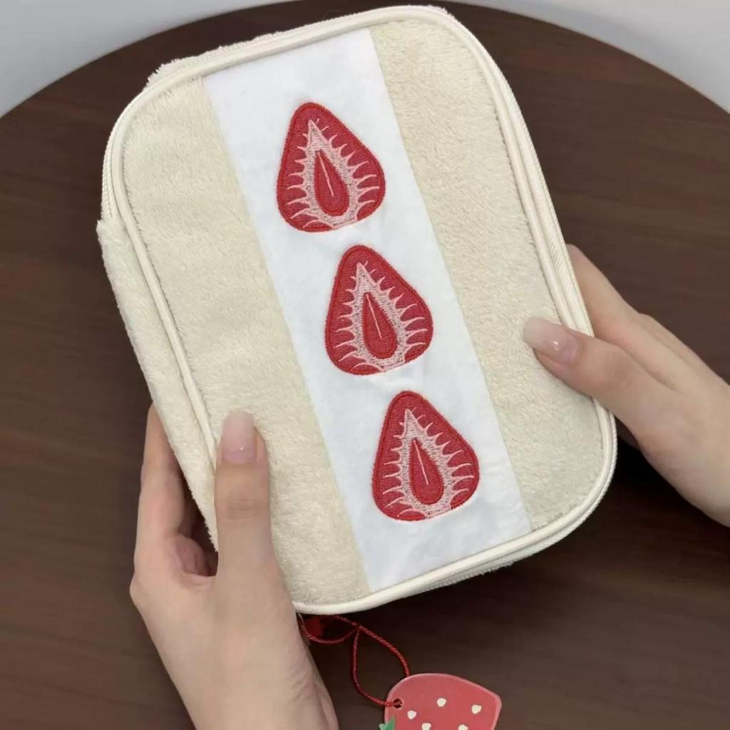 Trousse à crayons fraise brodée mignonne Boîte à stylos papeterie portable Sac de rangement multifonctionnel grande capacité Sac de rangement