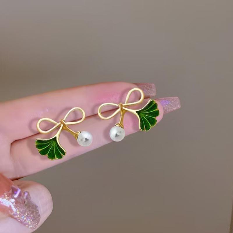 LATS 2025 Asymmetry Imitation Zircon Gardenias Stud Earrings for Women Girl New Fashion Flower Temperament Zircon Accessories