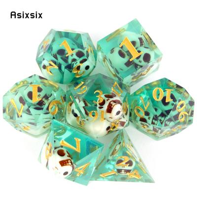 7 Stück grüner Totenkopf-Harz, goldene Zahlen, scharfkantige Würfel, polyedrische Würfel, geeignet für Rollenspiele, RPG-Brettspiele, Kartenspiele