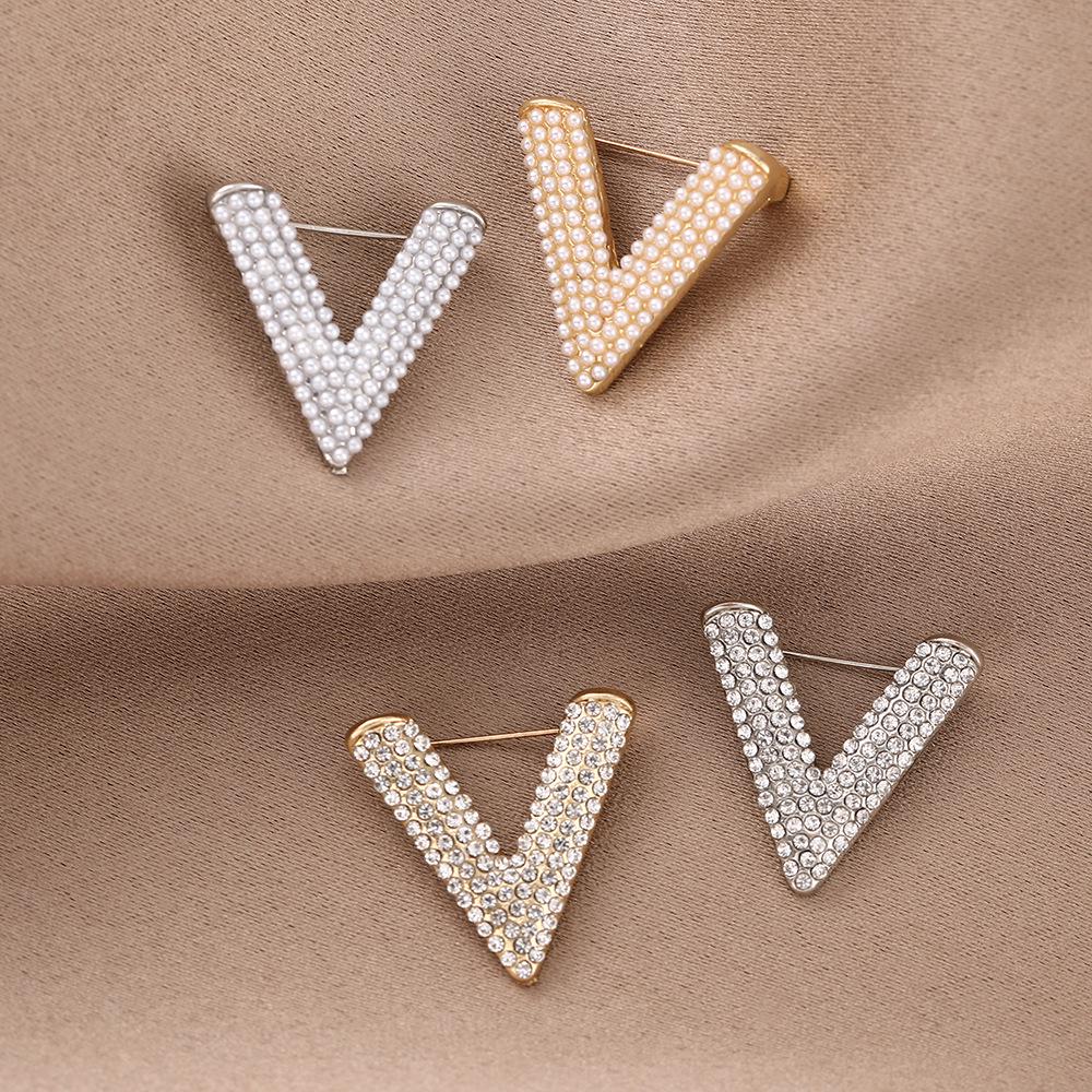 Luxury Pearl & Rhinestone V-Shaped Brooch – Elegant Anti-Exposure Corsage Accessory for Suits.
