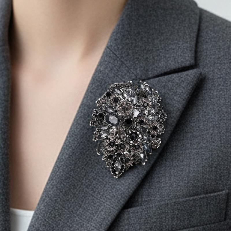 Elegant Flower Brooch Unique Lapel Pin Stylish Clothing Jewelry Sparkling Badge Suitable for Various Daily Party Wear