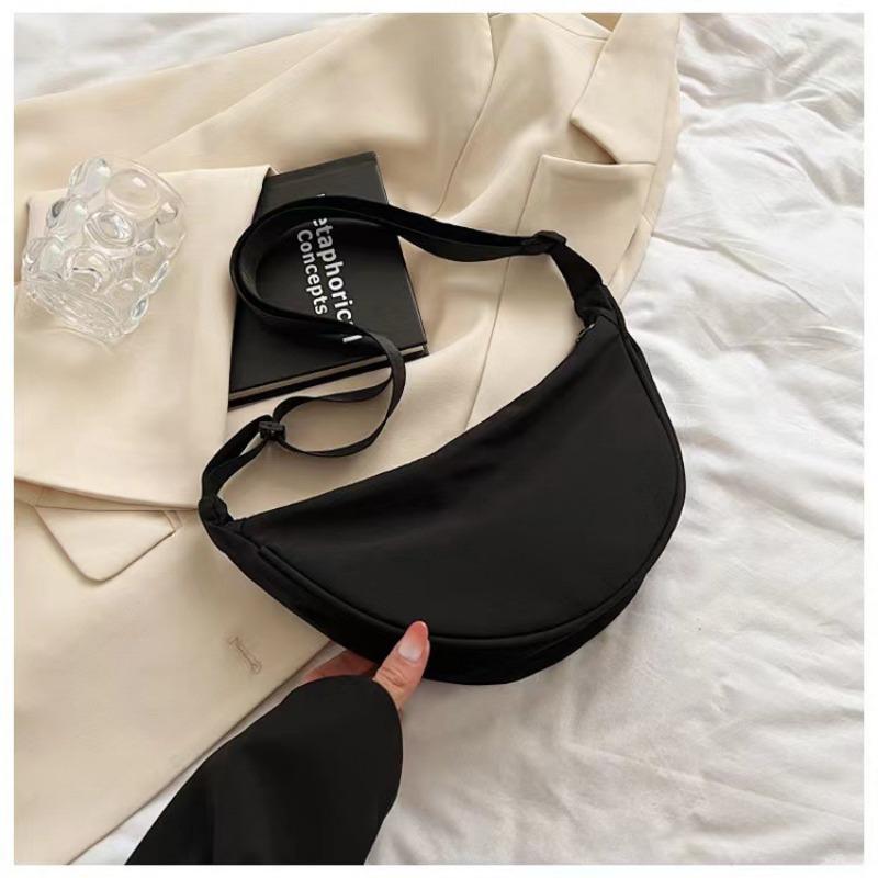 Nylon messenger bag women's new trendy dumpling bag light sports wind messenger bag shoulder bag armpit bag