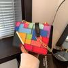 Borsa a tracolla a tracolla a tracolla con patta quadrata piccola in pelle PU da donna. Borsa a tracolla a catena con colori a contrasto estivi