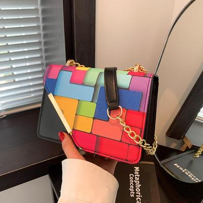 Borsa a tracolla a tracolla a tracolla con patta quadrata piccola in pelle PU da donna. Borsa a tracolla a catena con colori a contrasto estivi