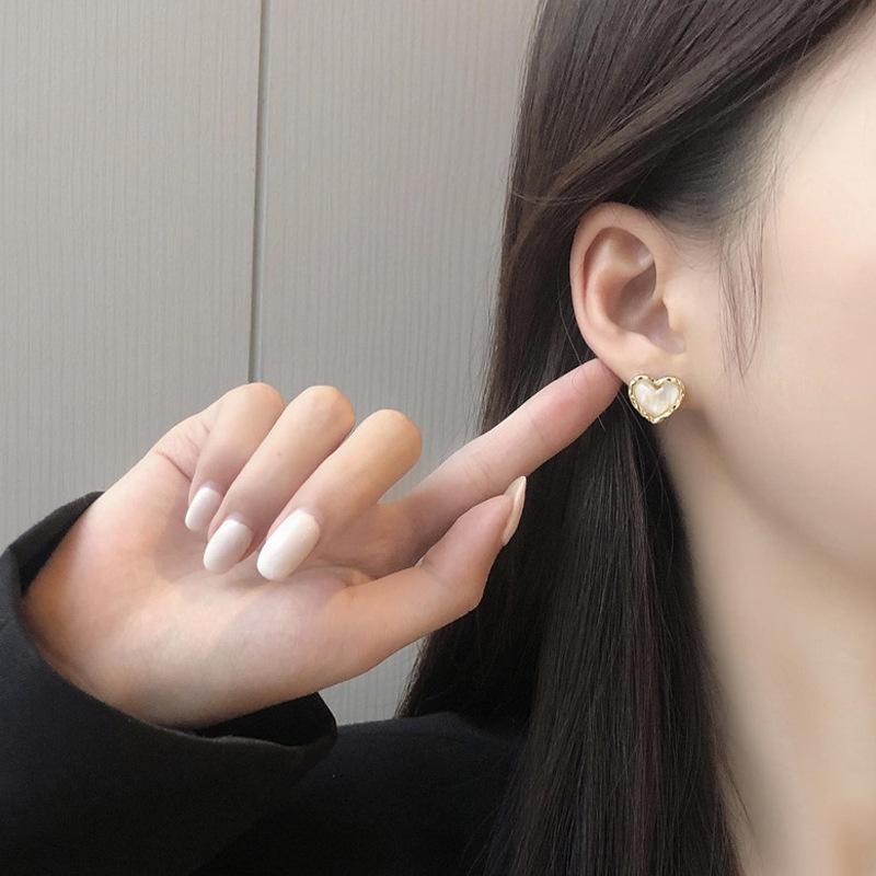 Chic and Delicate Sand Flashing Earrings with Peach Heart Shape and Gold Trim for Women