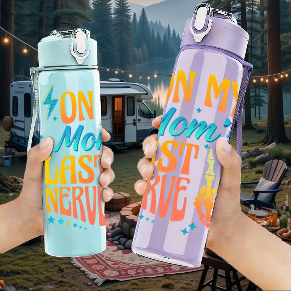 1PC On My Mom's Last Nerve Text Print 750ml Color Plastic Sports Water Bottle Leakproof Flip Straw Lid Suitable for Sports Office Home Use