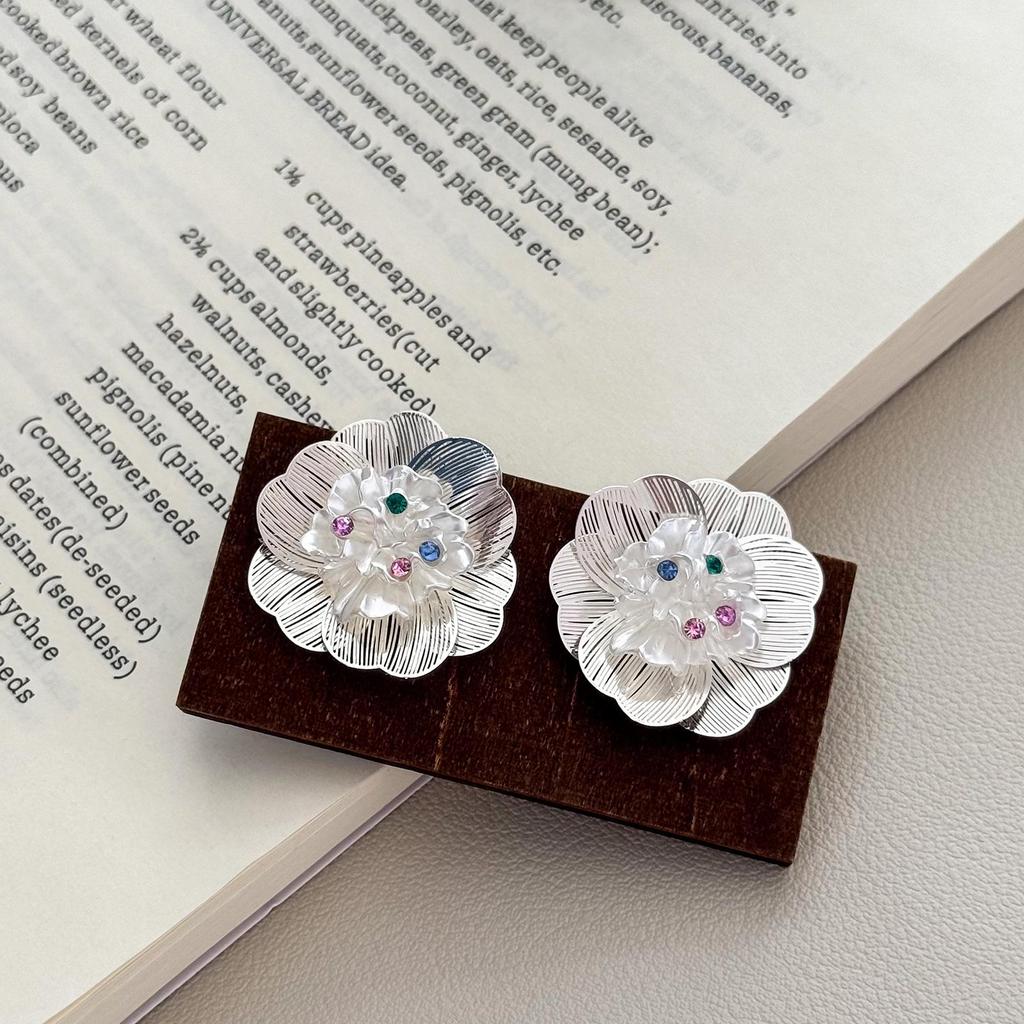 Silberne Strass Quasten Ohrringe: Übertriebenes Blumendesign für einen stilvollen Look.