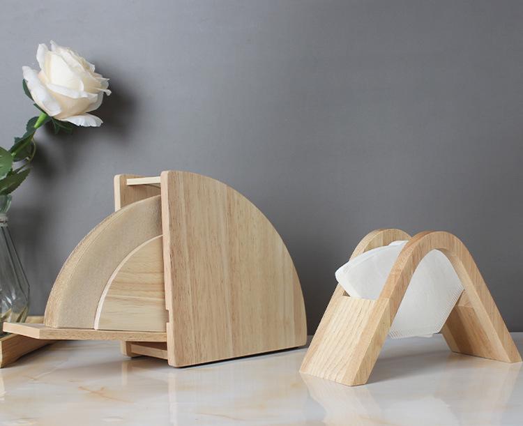 Aufbewahrungsbox für Kaffeefilterpapier aus Massivholz mit staubdichtem V60-Kegelständer und gewölbtem Boden.