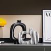 Svartvitrandig Keramisk Vas Abstrakt Konst Ihålig Blomsterarrangemangskärl Keramisk Vas för Vardagsrum och Kontor Gåva