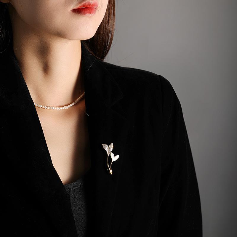 Bo Xin Yun Elegant Zirconia and Natural Seawater Shell Fish Tail Brooch