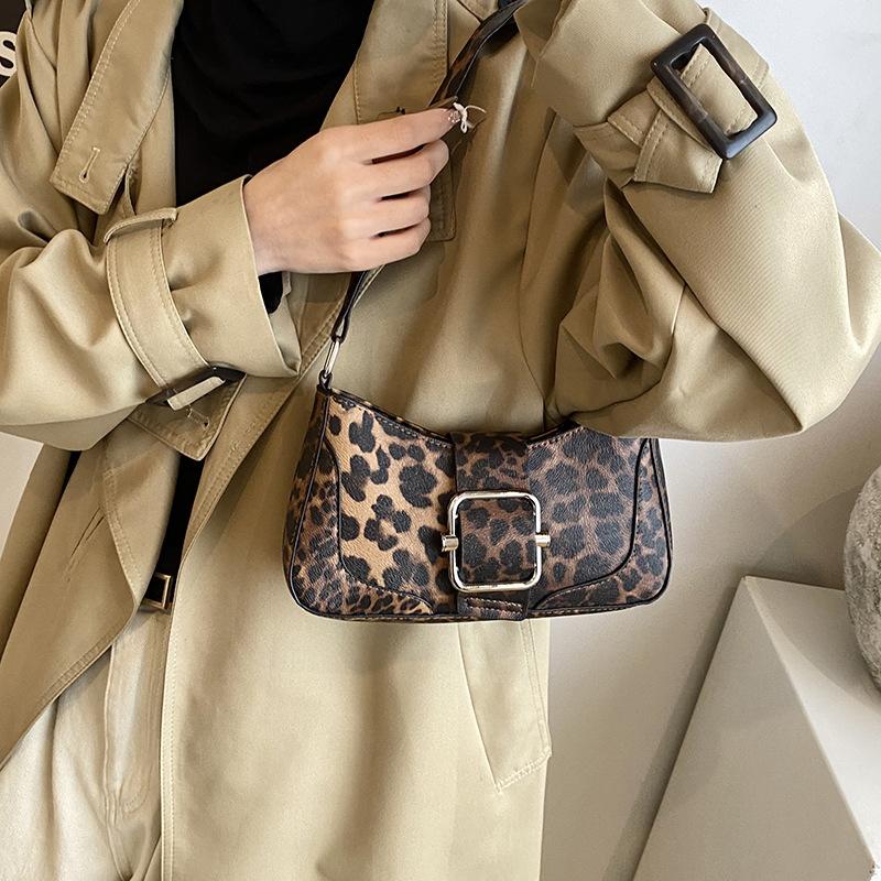 Korean version of fashion underarm women's bag 2025 winter new niche design handbag retro leopard print shoulder crescent bag