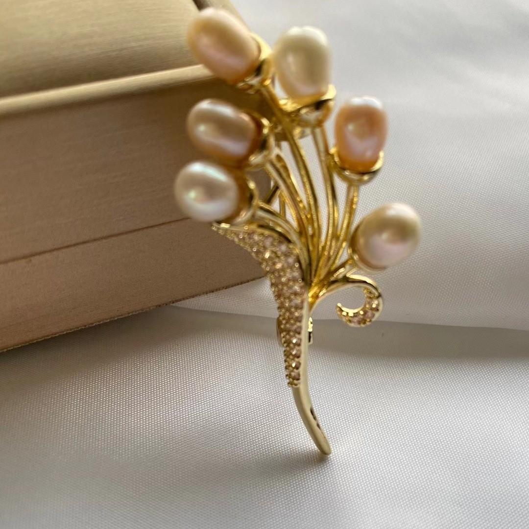 

Натуральный пресноводный жемчуг Цветок Медная инкрустированная циркониевая брошь Элегантный циркон Креативный темперамент Женское пальто Аксессуары золотой