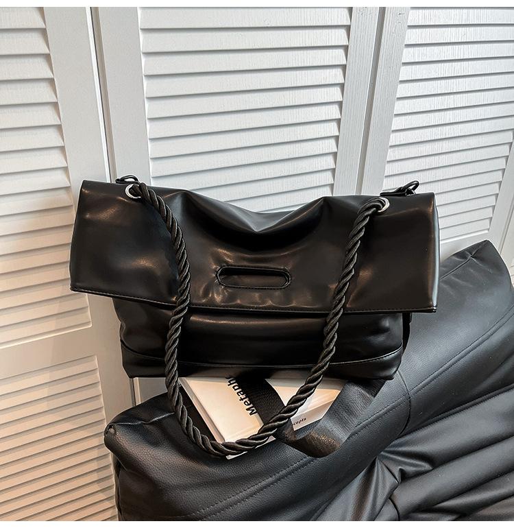 

Ретро сумка женская большой вместимости новая осенне-зимняя универсальная сумка-мессенджер повседневная плечевая для поездок на работу чёрный