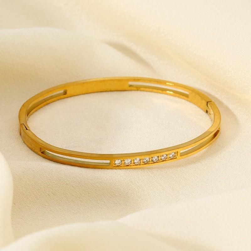 European and American retro classic diamond-encrusted hollow buckle bracelet women's 18k gold-plated stainless steel waterproof bracelet