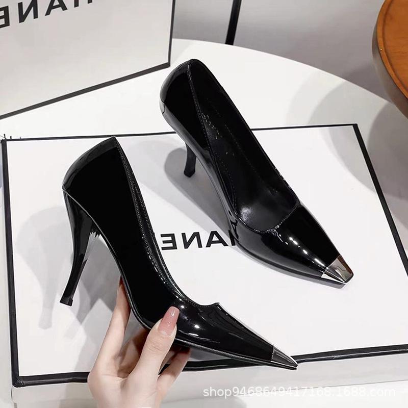 

2025 летние новые черные лакированные туфли на высоком каблуке, туфли-стилеты, темперамент, квадратная головка, французская девушка, профессиональная мода, одиночные туфли для женщин 39