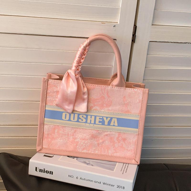 

Fashion commuter large-capacity bag women s 2024 new foreign-style high-end sense super fire versatile portable tote bag