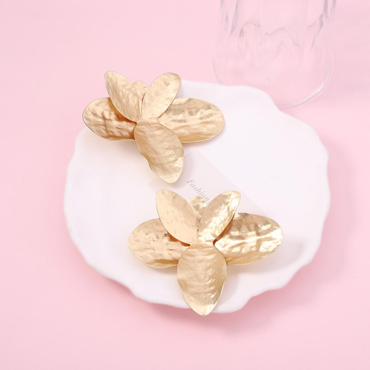 

Необычный и уникальный дизайн, преувеличенно большие серьги-пусеты в виде цветов, модные и универсальные европейские и американские серьги