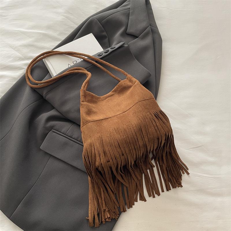 

Niche retro fringed portable small square bag women s 2025 autumn new casual personality trendy versatile shoulder messenger bag светло-коричневого