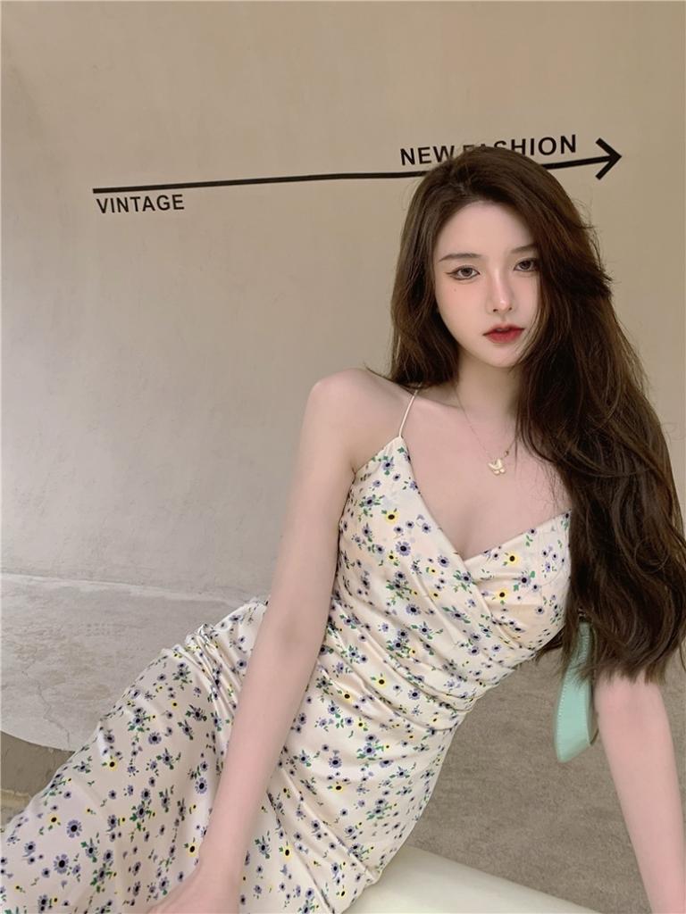 French Coffee Break V-neck Suspender Dress Women's Summer 2026 New A-word Hip Wrap Floral Temperament Knee Long Dress Tide