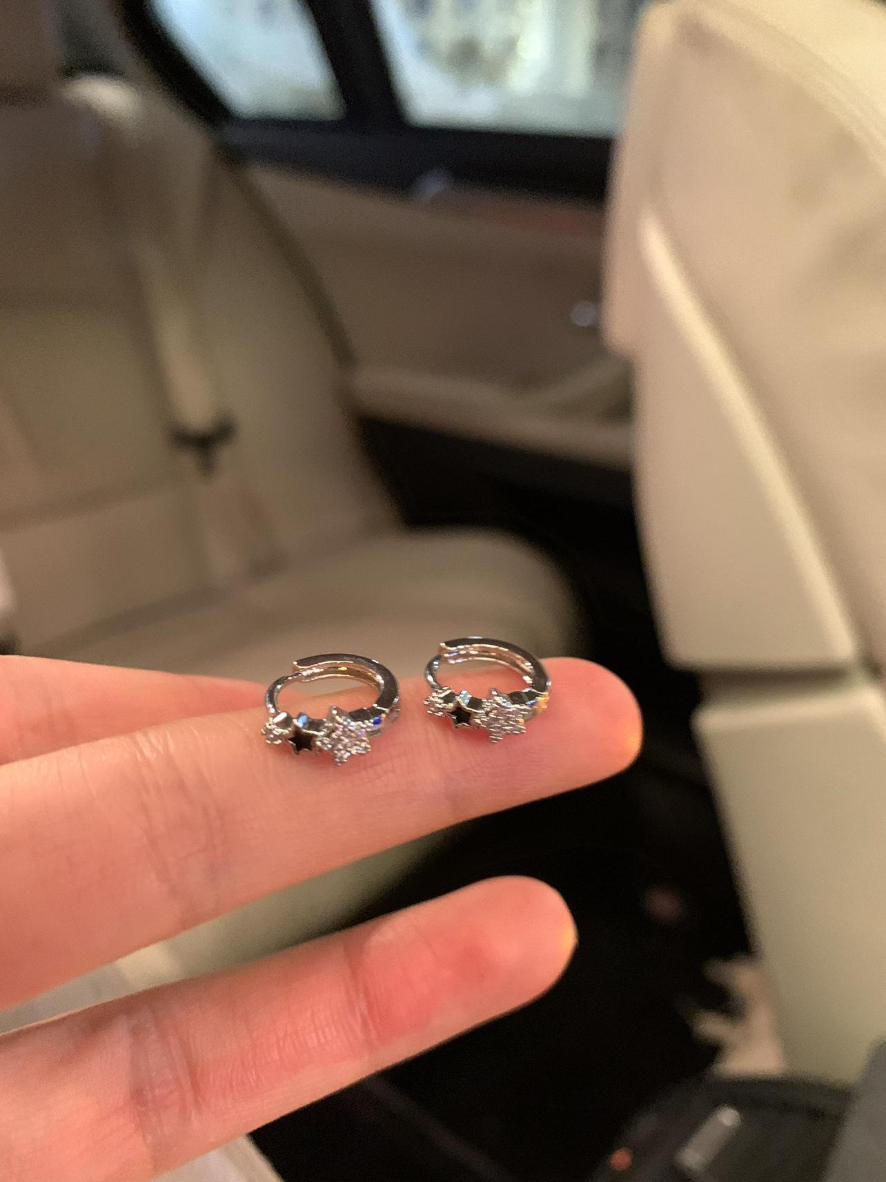 

Серьги-каффы в виде звезд: Уникальные серьги-пусеты высокого класса для женщин, разработанные для комфортного ношения в течение всего дня и не требующие снятия во время сна.