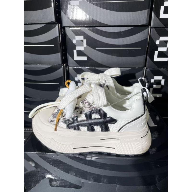 

Canvas shoes with thick soles increase height and breathability 40