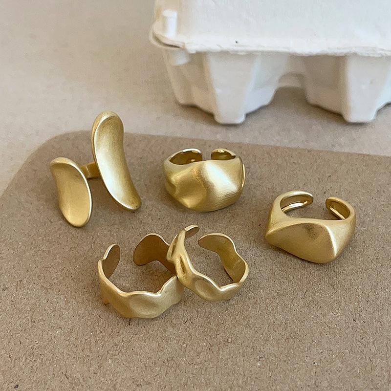 Übertriebener unregelmäßiger matter Metallöffnungsring Weibliche Persönlichkeit Einzigartiges Modetemperament Vielseitiger Ring