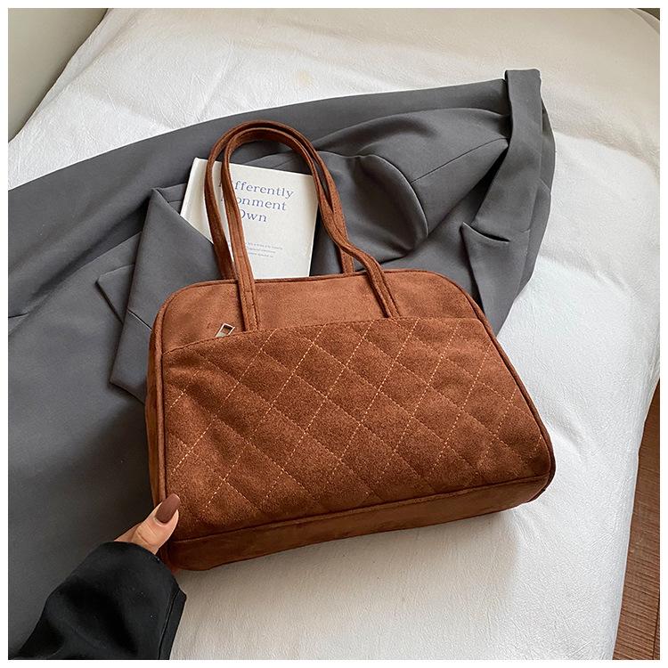 

Vintage large capacity underarm pillow bag women 2025 new fashion diamond shoulder bag commuter handbag коричневий