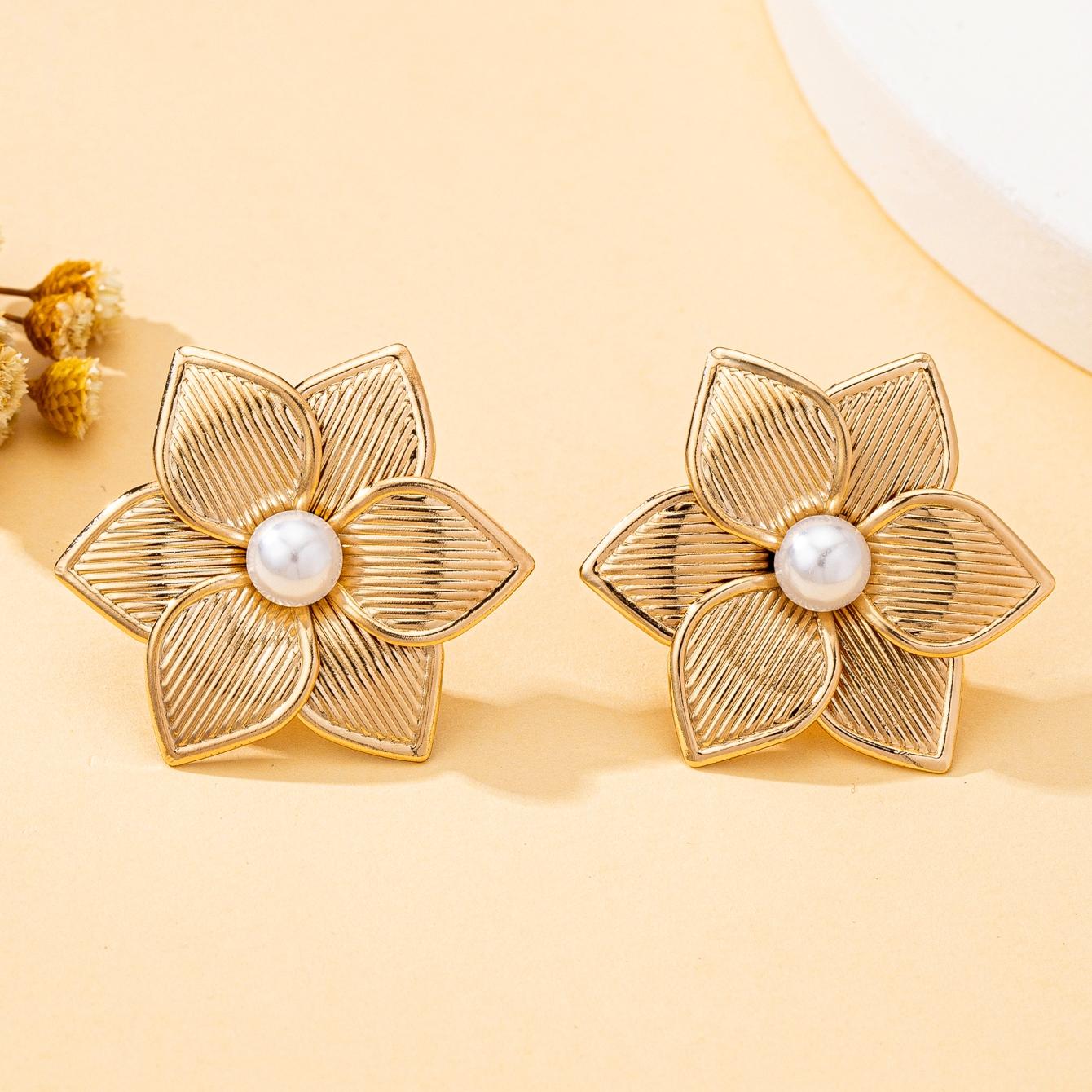 

Women s Earrings, Simple Flower-Shaped Earrings with Faux Pearl Inlays, Suitable for Daily Wear and Vacation Wear