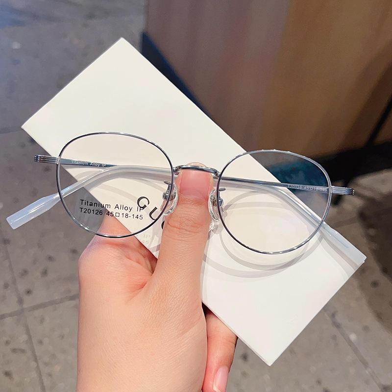 Óculos de sol ultraleves Xiaohongshu com armação pequena oval retrô estilo celebridade da Internet, armação de titânio, podem ser equipados com miopia e graus.