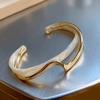 1pz Tavola per Braccialetti con Conchiglie Bianche, Braccialetto Metallico Curvo, Braccialetto da Donna, Braccialetto Aperto Geometrico a Forma di C, Regalo di Gioielleria Adatto per l'Uso Quotidiano