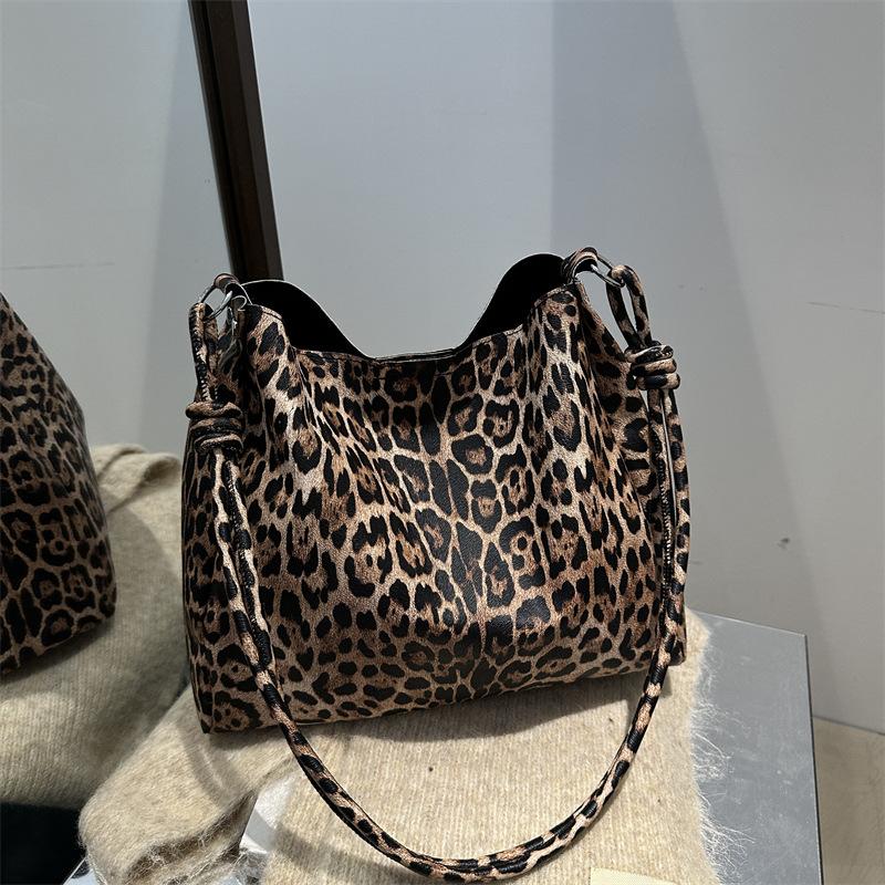 

Fashion leopard print bag women s 2025 new large-capacity tote bag high-end sense versatile commuter single shoulder messenger bag коричневий