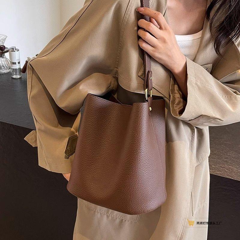 Premium French retro soft leather bucket bag women's trend simple underarm bag commuter messenger bag wholesale