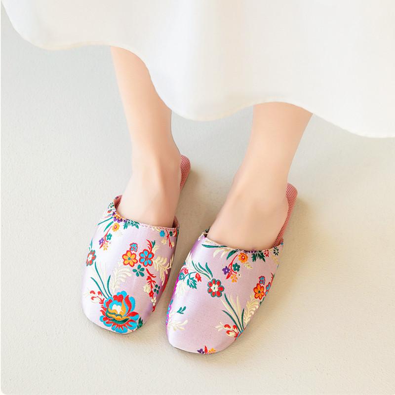 Fashion Luxury Silk Satin Slippers Women Chinese Embroidered Flower Design House Slippers Light Comfortable Winter Warm Mules Flip Flops