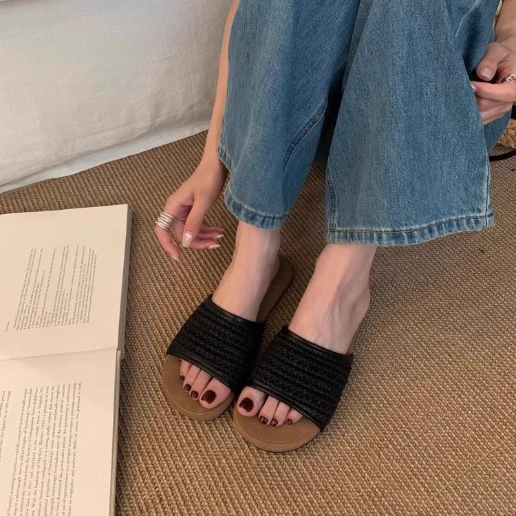 One-word Slippers 2025 New Summer Flat Shoes Korean Version Sandals Fashion Versatile Vacation Style Wear Women's Cool Slippers