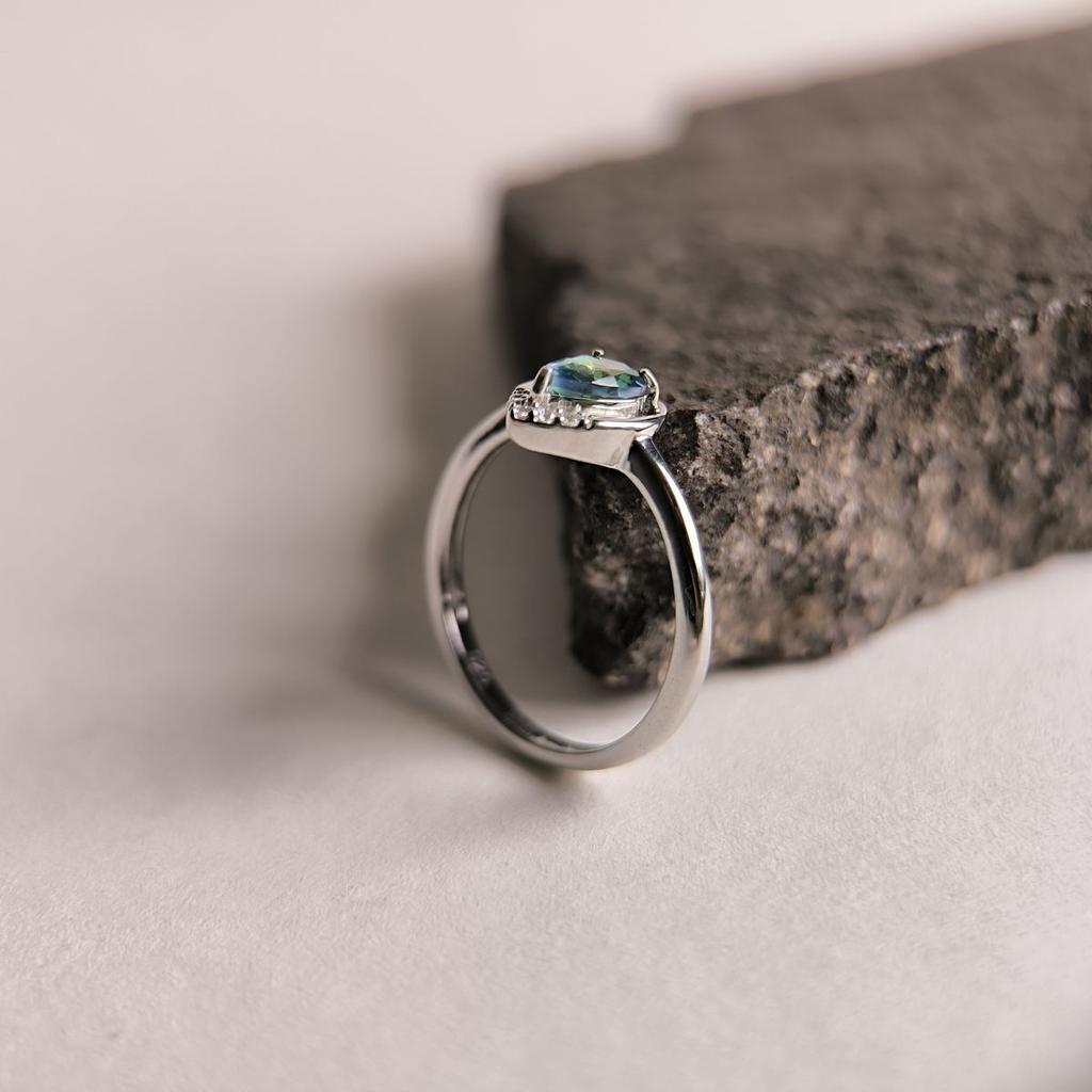 Серебряное кольцо с мистик топазом 0.555ct, вес изделия 2,05 гр (2190387)