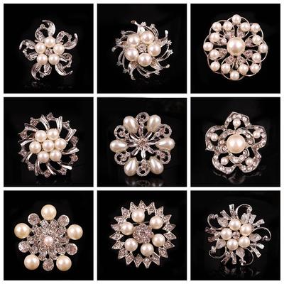 Crystal Pearl Wreath Brooch Personalized Versatile Scarf Buckle Long-lasting Color Exquisite Women's Clothing Accessory