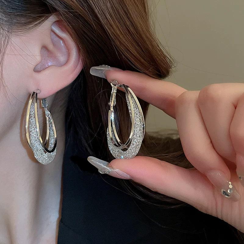 Boucles d'oreilles de luxe tendance 2024 accrocheuses pour femmes: Boucles d'oreilles à clous tendance et polyvalentes pour l'automne et l'hiver
