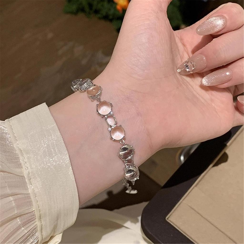 Sophisticated Beaded Hand Chain Crystal Sparkling Bracelet Chain Bracelet Suitable for Stylish Accessory Lovers