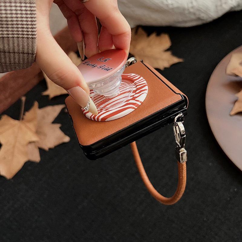 Коричневий шкіряний протиударний чохол для Samsung Z Flip7 з ремінцем проти втрати та магнітною застібкою