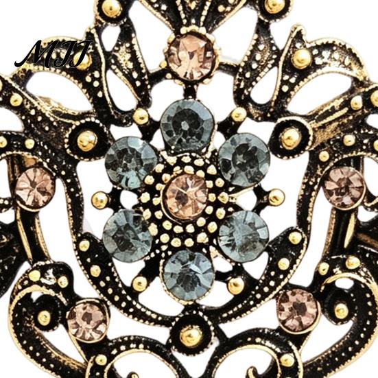 Durable Alloy Jewelry Retro Hollow Brooch for Women, Lapel Pin with Sparkling Women Accessory Rhinestones, Daily Wear Wedding Parties Oxidation