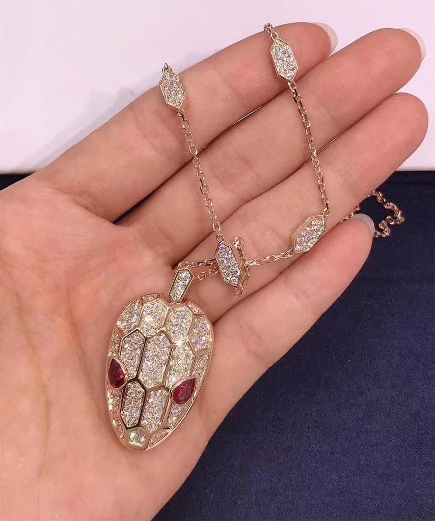 Ju Jingyi and Wu Lei Snake Head Necklace: Diamond-Studded, Gold-Plated V-Clavicle Chain, Exuding Light Luxury and Unique Style.