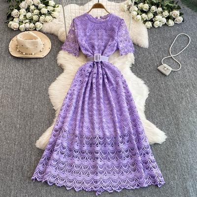 Um Vestido Midi com um Design de Renda Solúvel em Água Recortado, Moderno e Emagrecedor de Luxo Leve