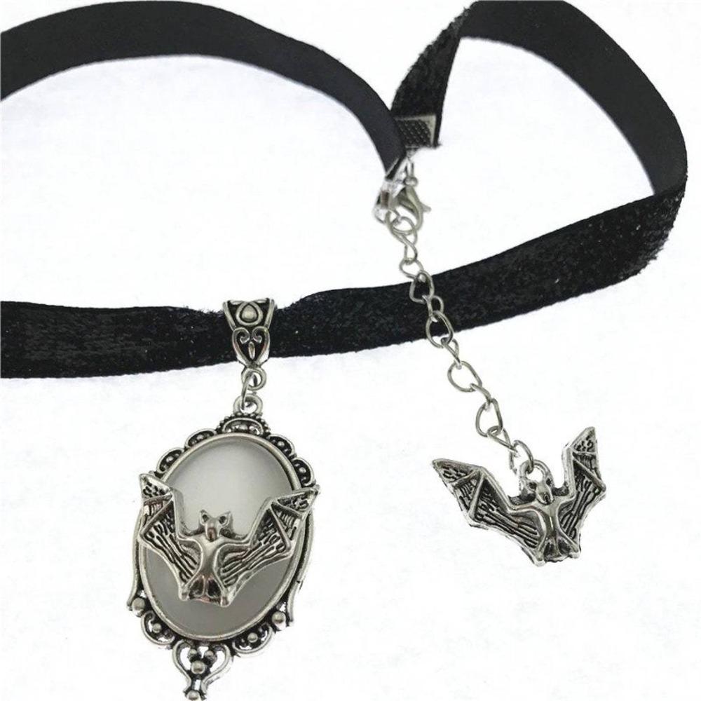 Punk Personality Sliver Color Oval Vampire Bat Relief Pendant Black Velvet Necklace for Women Halloween Party Retro Jewelry Gift