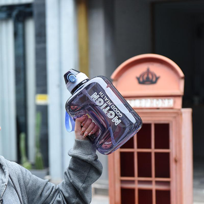 

Прозрачные тонны бочки Пластиковая чашка для воды Чашка для воды большой емкости Мужские и женские уличные тренажерные залы Большая бутылка для воды Спортивные бочки 1590ML