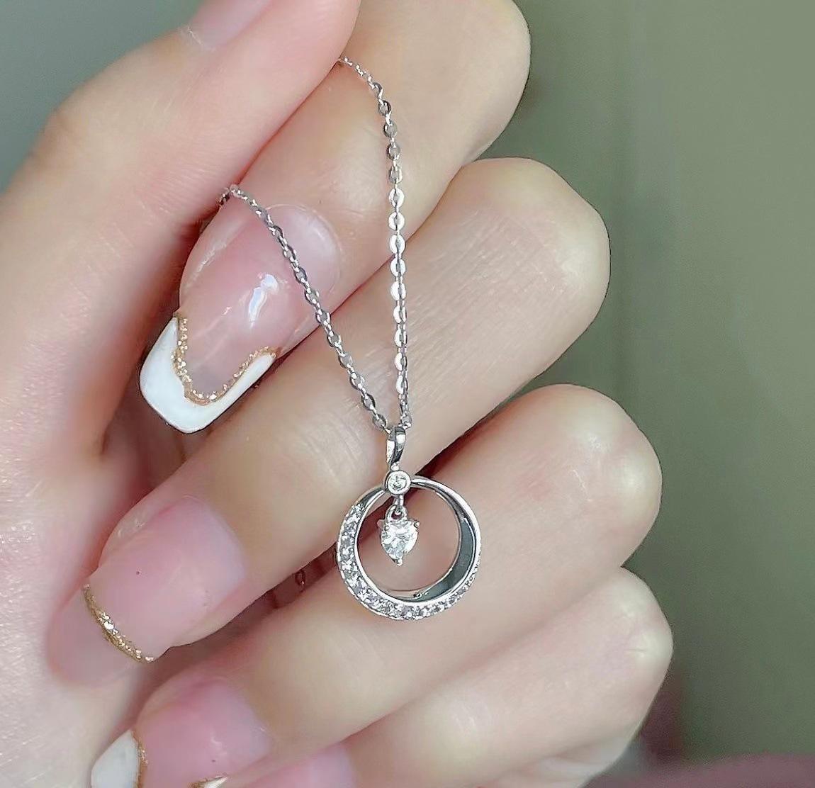 Women s Rhinestone Heart Pendant Necklace - Light Luxury Clavicle Chain